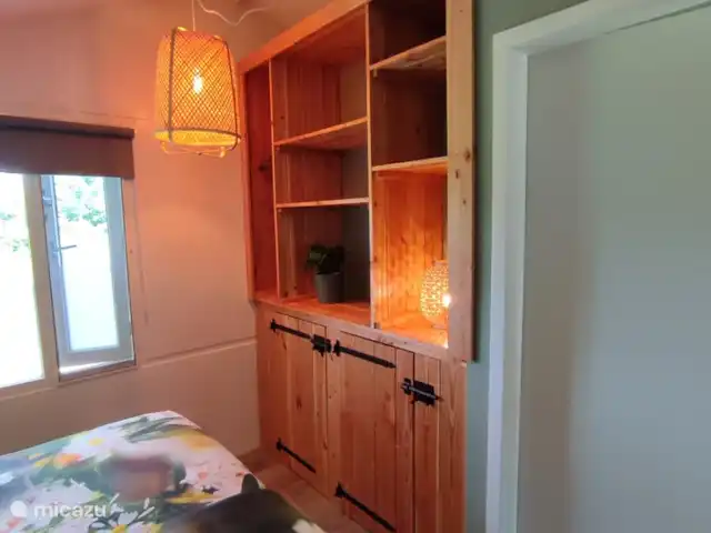 In deze kast staat een mobiele airco-unit. Deurtje open, even bijdraaien en power on.... heerlijk koel in slaap vallen tijdens zwoele zomeravonden.